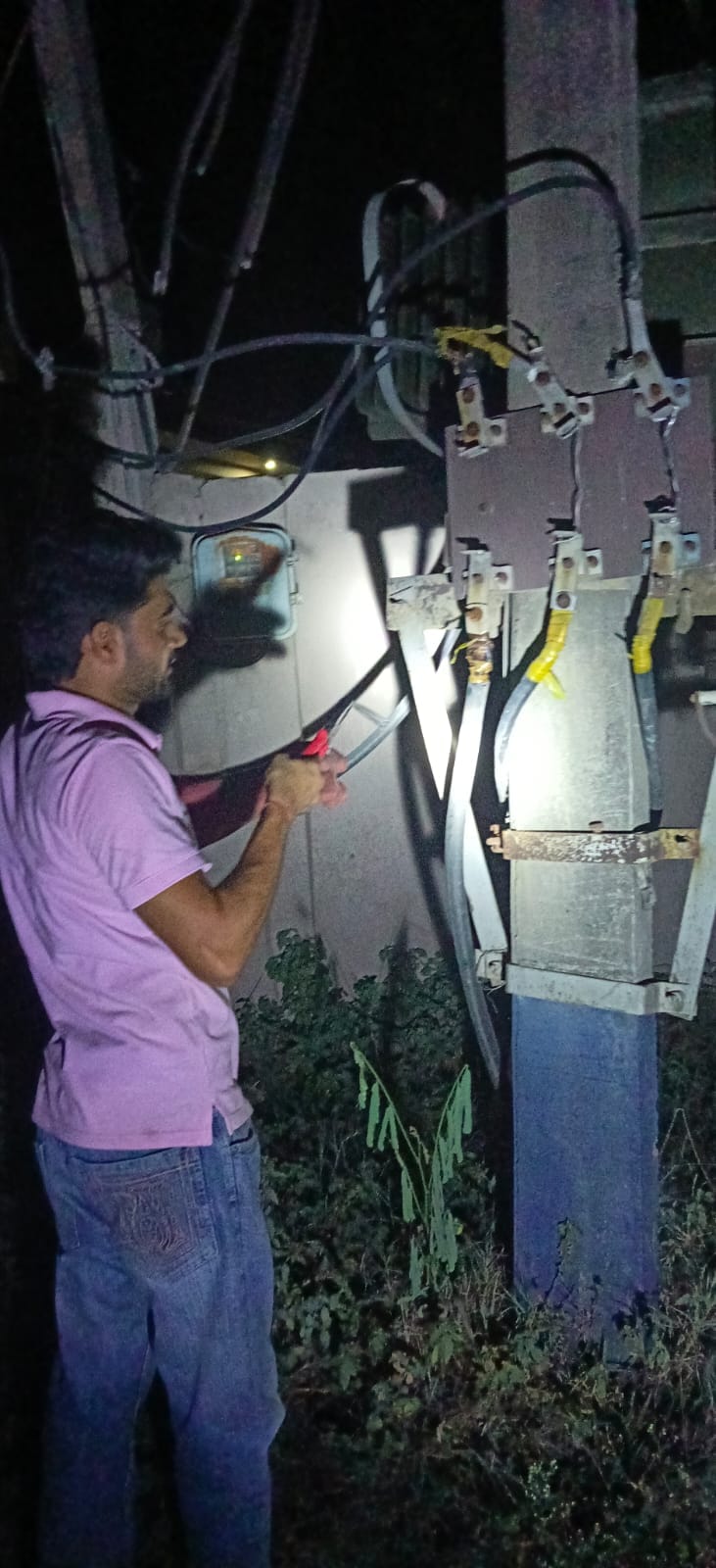 ओवरलोड की वजह से ट्रांसफार्मर में धमाके से टूटा बुशिंग। संवाद