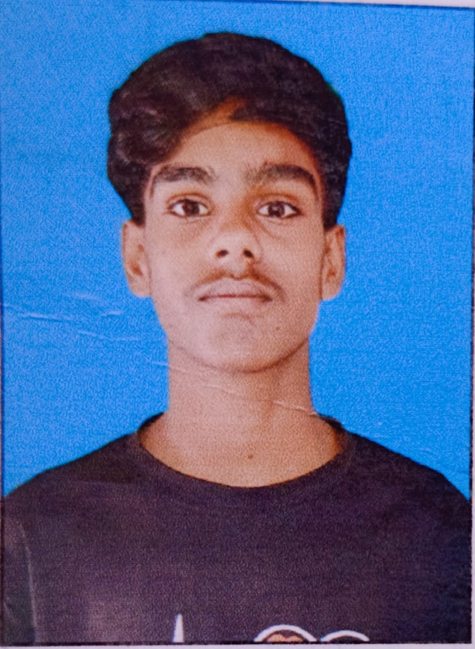 पालिया गांव में मृतक अमन राम के रोते-बिलखते परिजनों को संभालती महिलाएं। संवाद पालिया गांव में मृतक अमन राम के रोते-बिलखते परिजनों को संभालती महिलाएं। संवाद