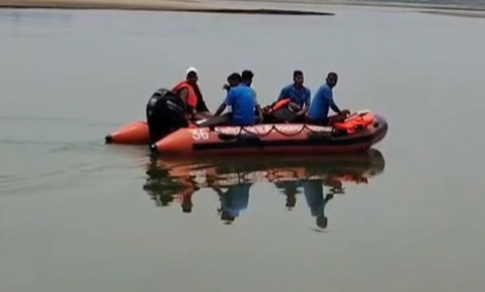 पालिया गांव में मृतक अमन राम के रोते-बिलखते परिजनों को संभालती महिलाएं। संवाद पालिया गांव में मृतक अमन राम के रोते-बिलखते परिजनों को संभालती महिलाएं। संवाद