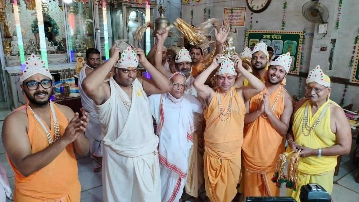 प्राचीन दिगंबर जैन बड़े मंदिर में पूजा अर्चना करते श्रद्धालु स्रोत संवाद प्राचीन दिगंबर जैन बड़े मंदिर में पूजा अर्चना करते श्रद्धालु स्रोत संवाद