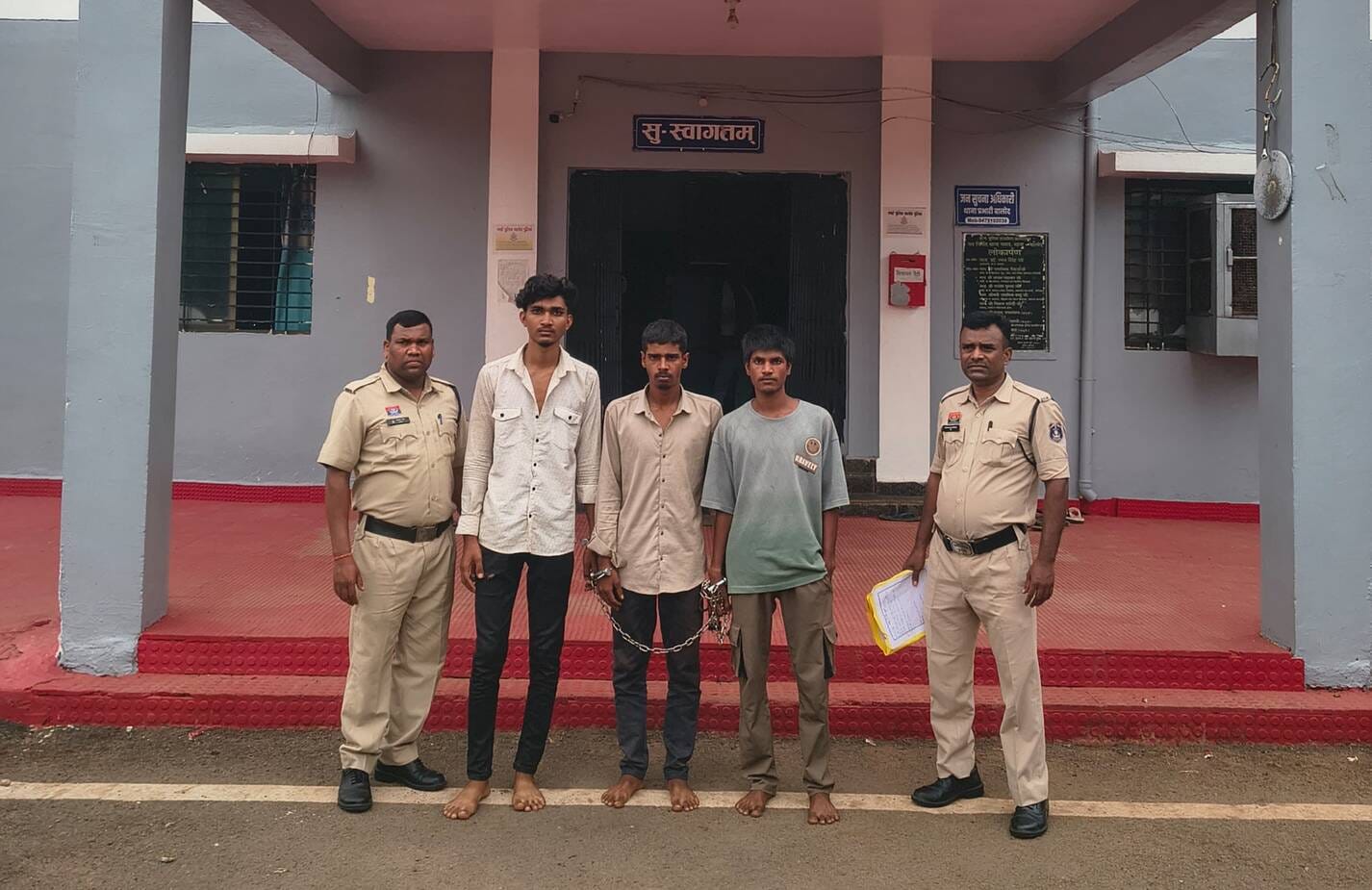 रानीमाई जंगल घाटी में चाकू अड़ाकर लूटपाट करने वाले तीन आरोपी गिरफ्तार, स्प्लेंडर और मोबाइल जब्त