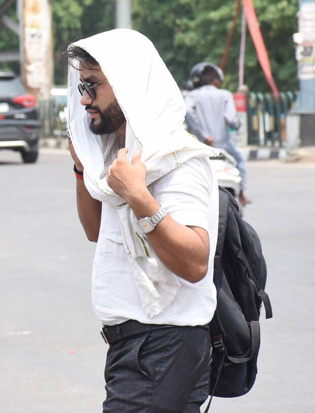 रविवार को गर्मी और उमस से बेहाल नजर आए लोग। रविवार को गर्मी और उमस से बेहाल नजर आए लोग।