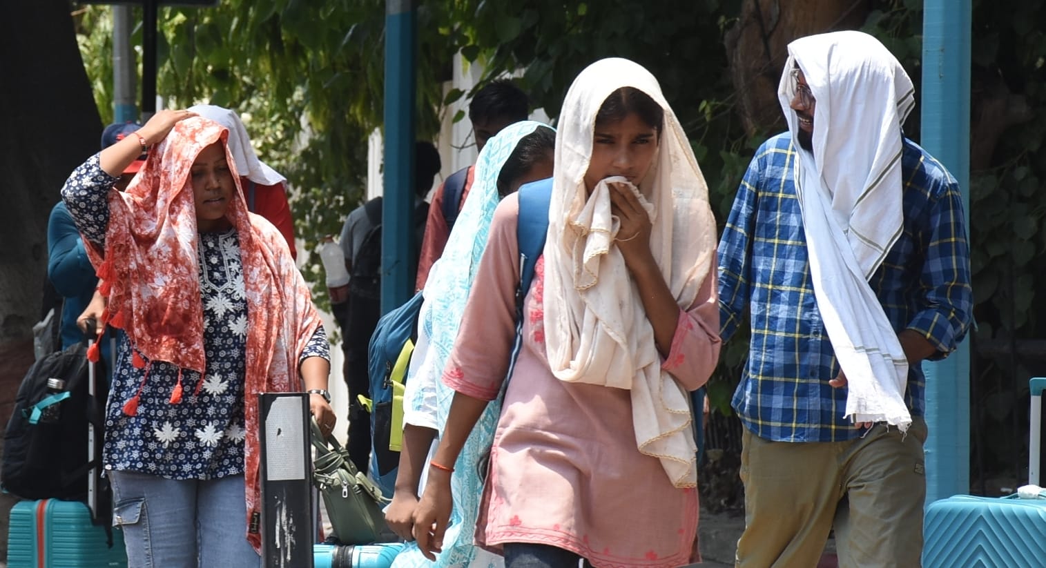 रविवार को गर्मी और उमस से बेहाल नजर आए लोग। रविवार को गर्मी और उमस से बेहाल नजर आए लोग।