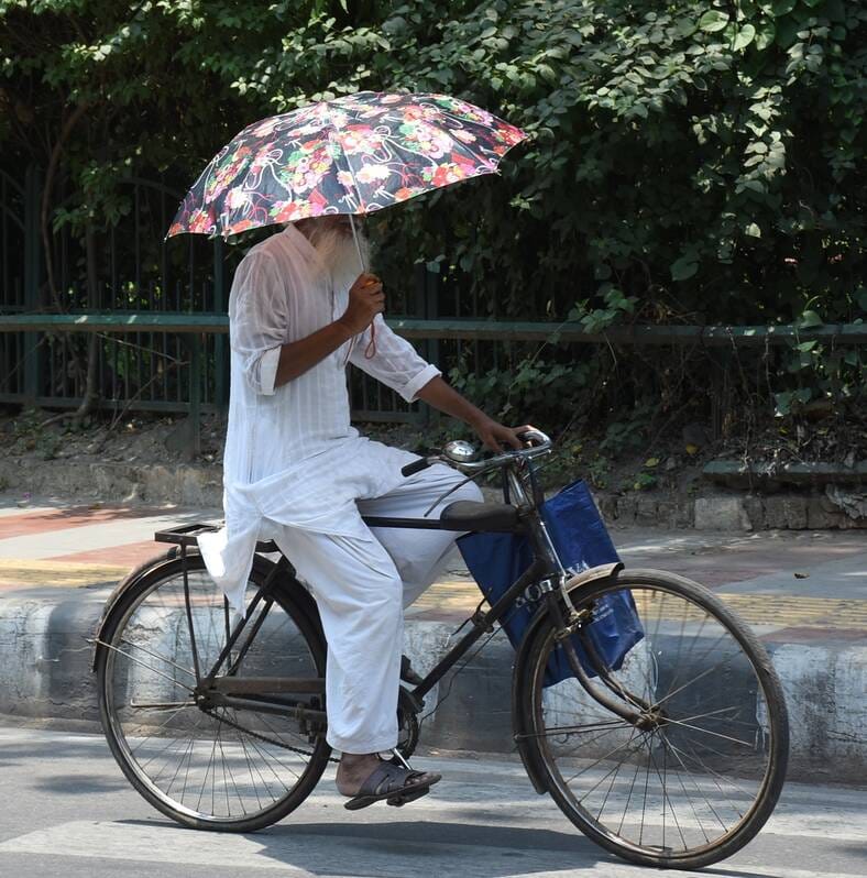 रविवार को गर्मी और उमस से बेहाल नजर आए लोग। रविवार को गर्मी और उमस से बेहाल नजर आए लोग।
