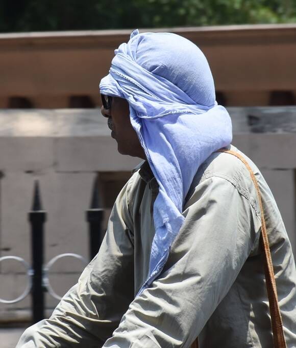 रविवार को गर्मी और उमस से बेहाल नजर आए लोग। रविवार को गर्मी और उमस से बेहाल नजर आए लोग।