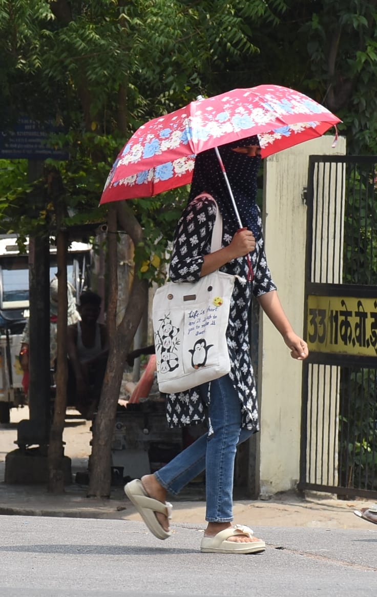 रविवार को गर्मी और उमस से बेहाल नजर आए लोग। रविवार को गर्मी और उमस से बेहाल नजर आए लोग।