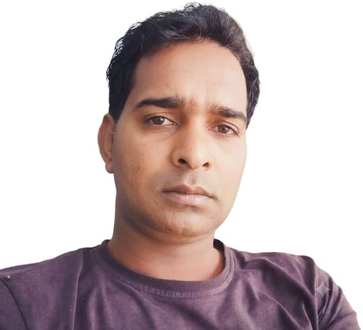 सब्जी मंडी बनाने की निर्धारित की जगह पर खड़ी घास फूस। संवाद