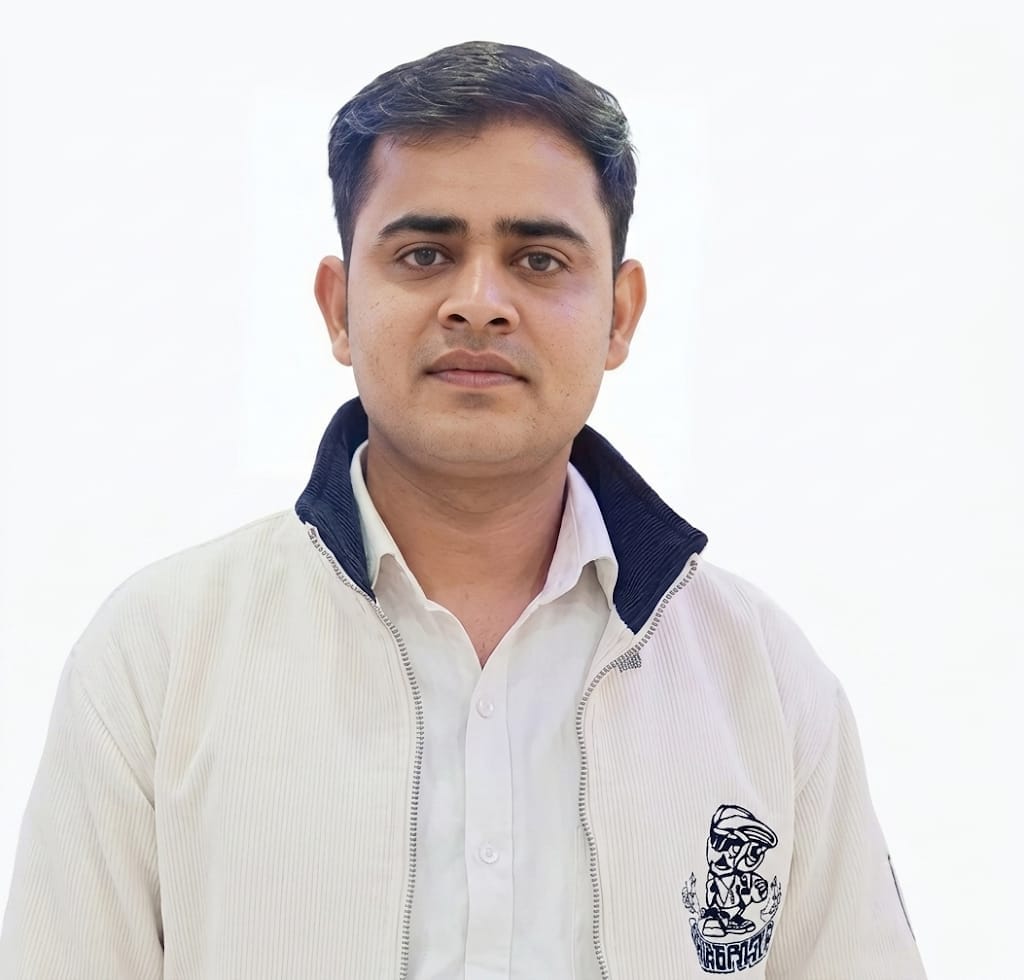 सब्जी मंडी बनाने की निर्धारित की जगह पर खड़ी घास फूस। संवाद