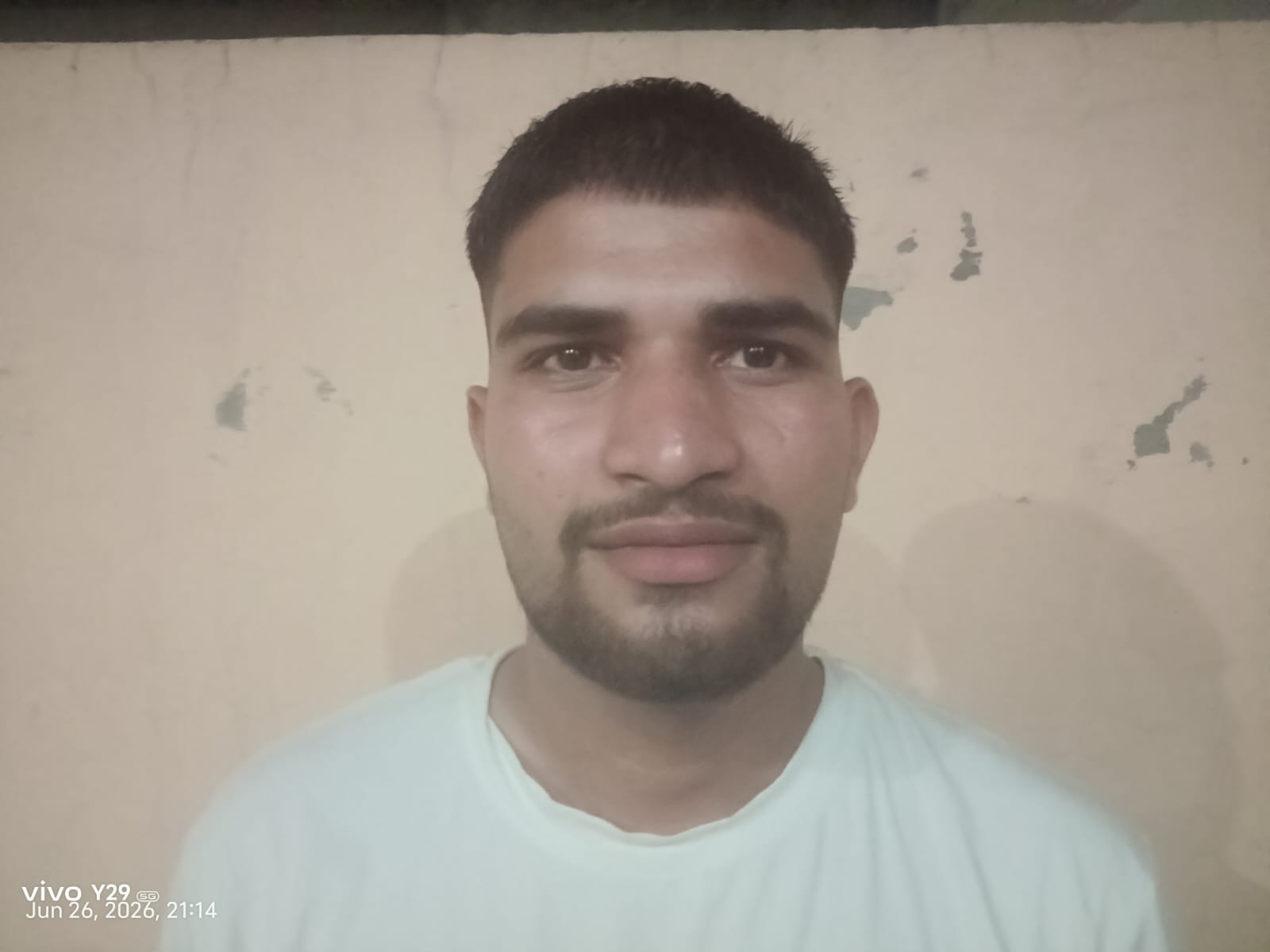 सब्जी मंडी बनाने की निर्धारित की जगह पर खड़ी घास फूस। संवाद