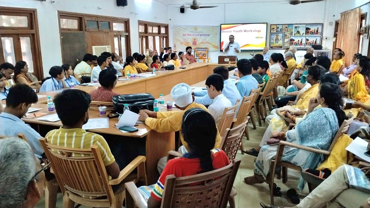 साक्षरता निकेतन में आयोजित युवा दिव्य जागरण कार्यशाला का हुआ आयोजन