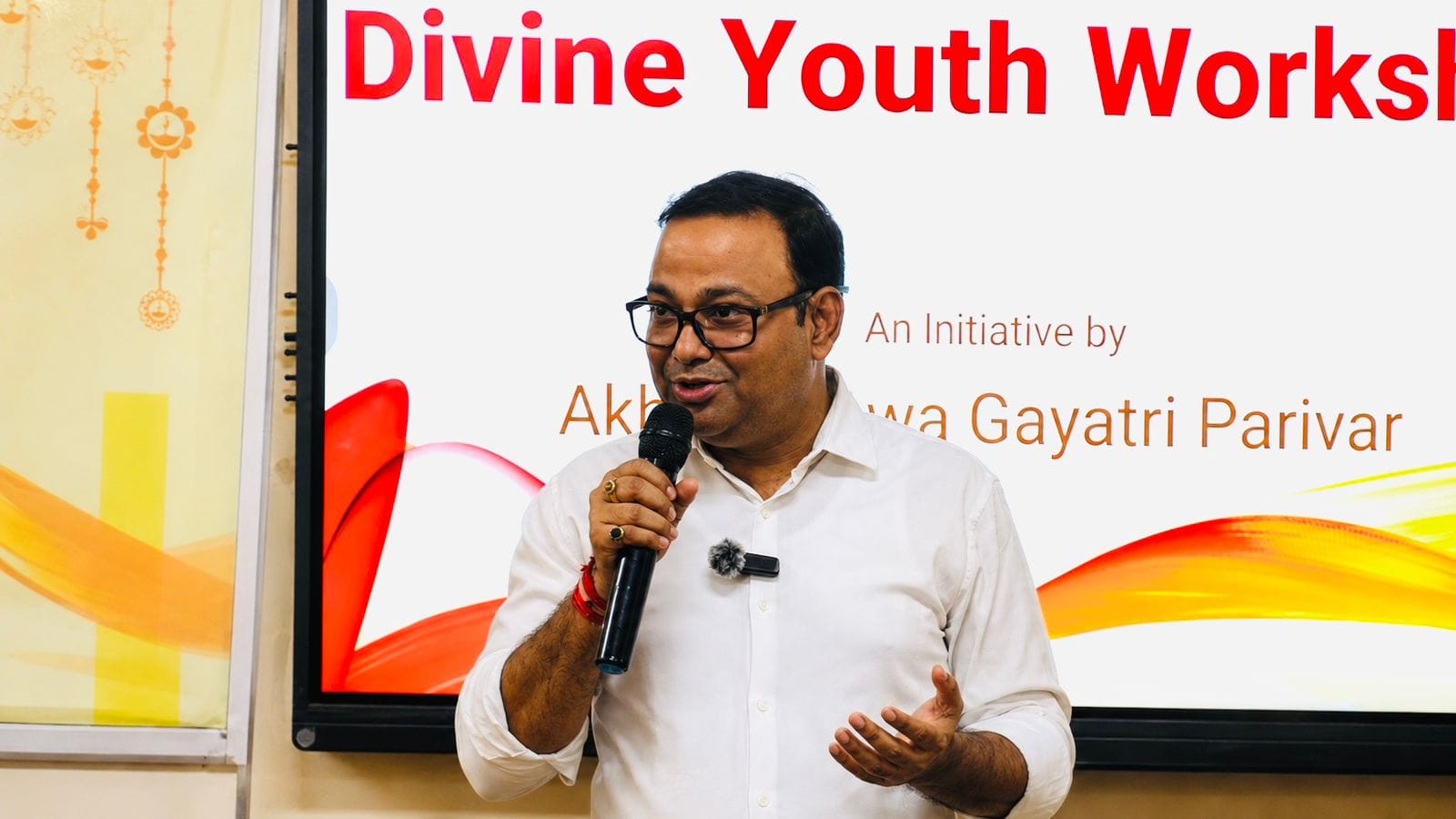 साक्षरता निकेतन में आयोजित युवा दिव्य जागरण कार्यशाला का हुआ आयोजन