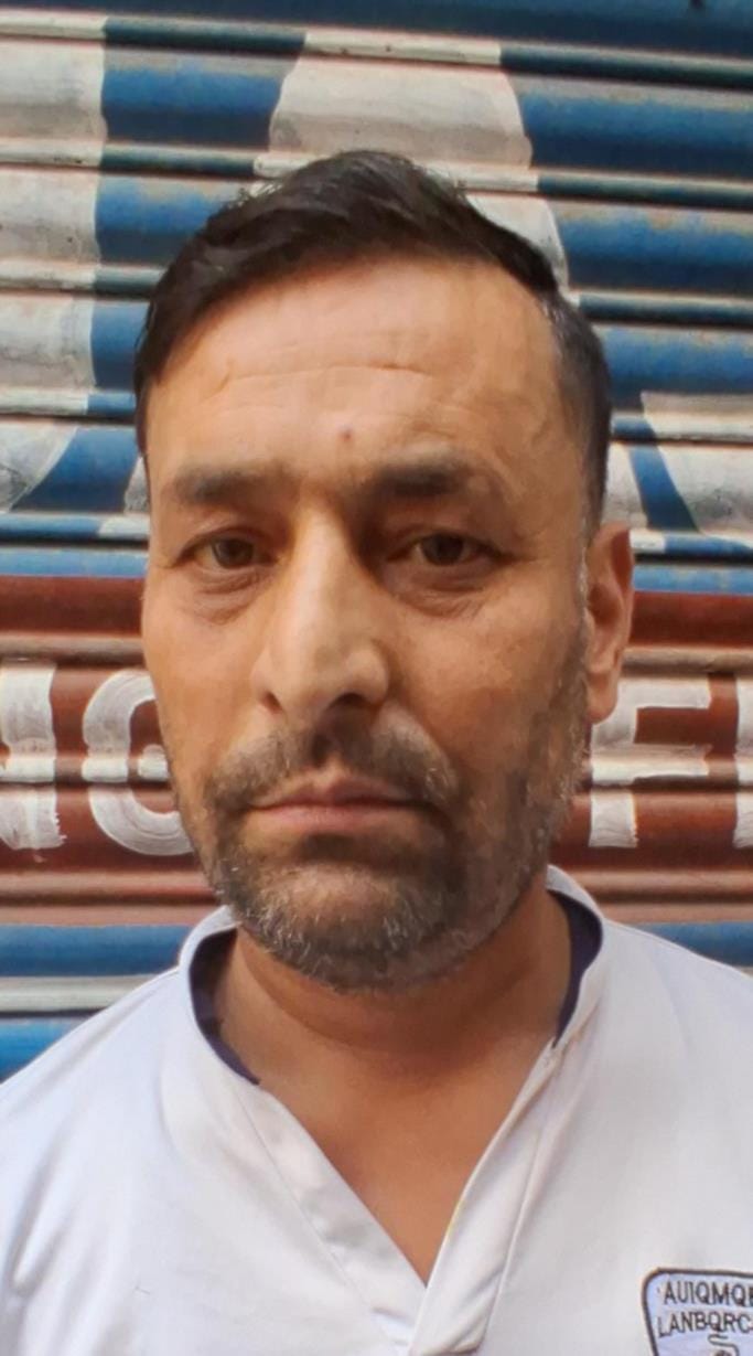 सुद्धमहादेव के पास सड़क पर पड़ी चट्टान हटाने की मांग करते लोग:स्रोत:संवाद