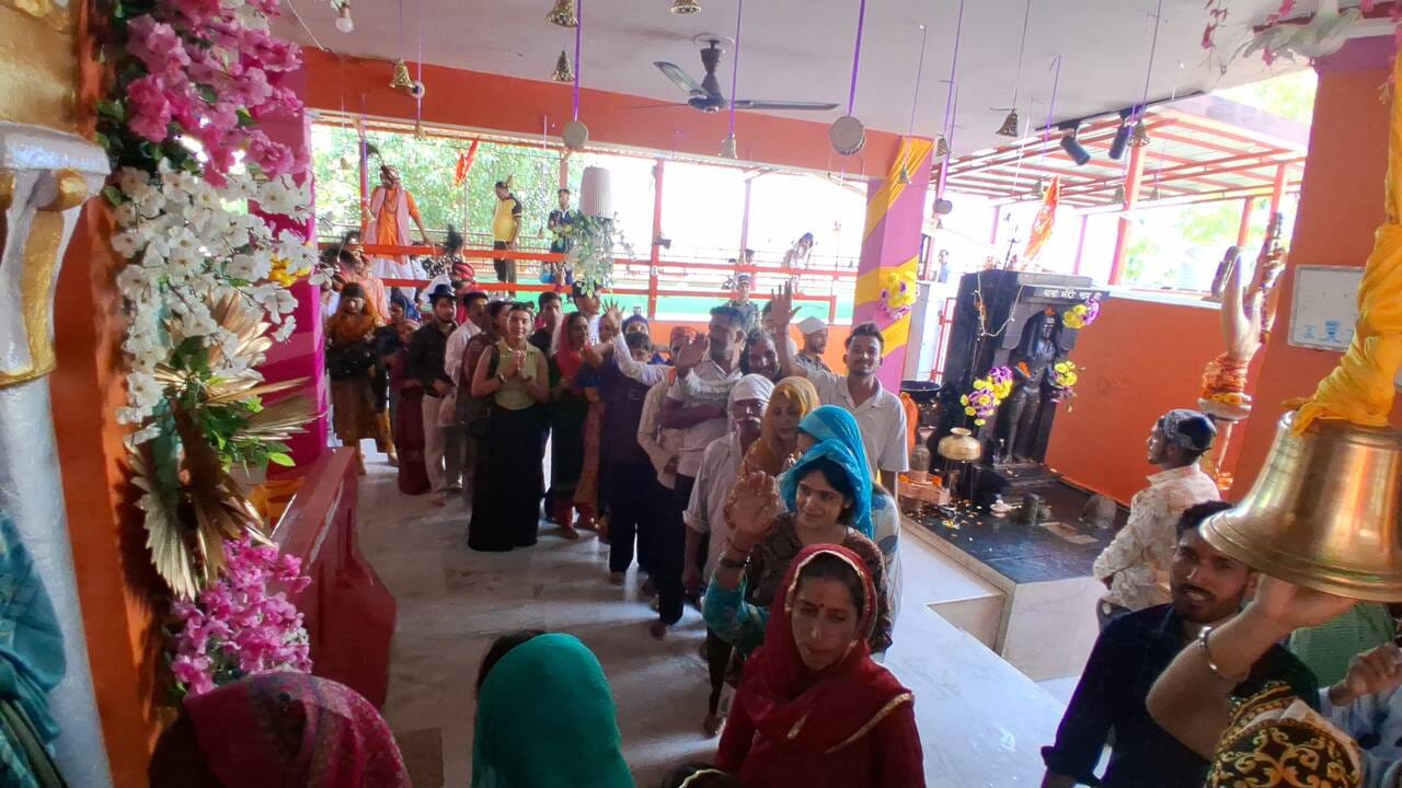 सुद्धमहादेव मेले में ढोले का आनंद लेते:स्रोत:संवाद सुद्धमहादेव मेले में ढोले का आनंद लेते:स्रोत:संवाद