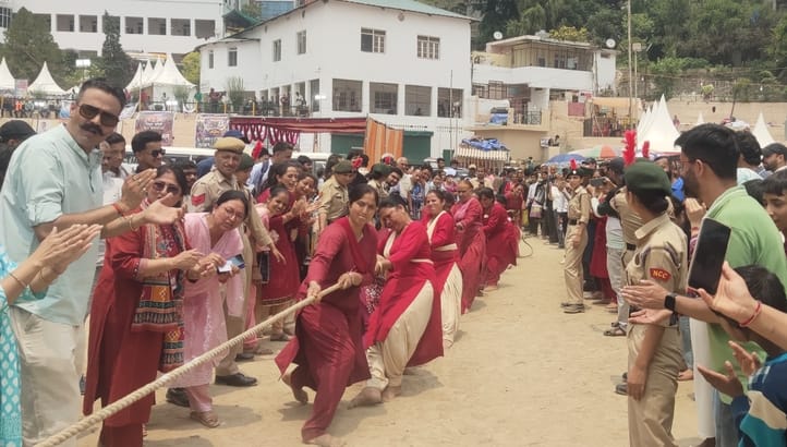 शूलिनी मेले के दौरान ठोडो मैदान में रस्सा-कशी प्रतियोगिता में जोर अजमाइश करती महिलाएं। संवाद शूलिनी मेले के दौरान ठोडो मैदान में रस्सा-कशी प्रतियोगिता में जोर अजमाइश करती महिलाएं। संवाद