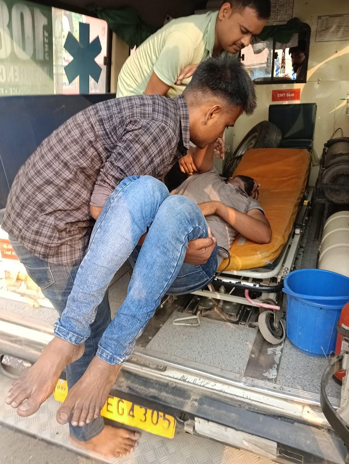 तिलहर में मारपीट में घायल युवक। स्रोत: वीडियो ग्रेब