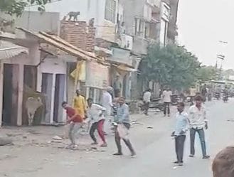 तिलहर में मारपीट में घायल युवक। स्रोत: वीडियो ग्रेब
