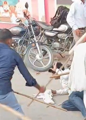तिलहर में मारपीट में घायल युवक। स्रोत: वीडियो ग्रेब