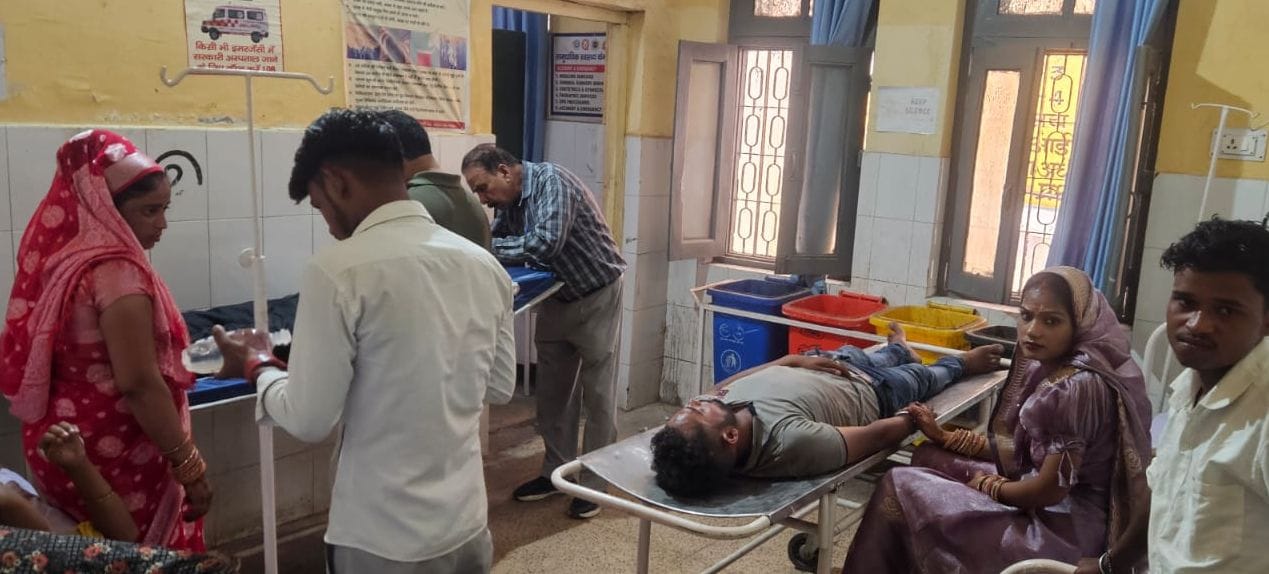 तिलहर में मारपीट में घायल युवक। स्रोत: वीडियो ग्रेब