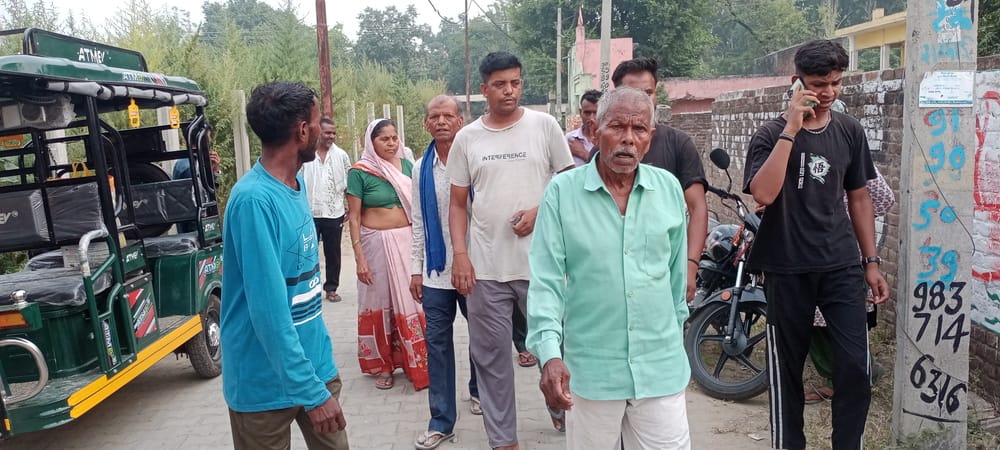 धामपुर में मृतक महिला आरती की नवजात बच्ची को दूध पिलाती हेड कॉन्स्टेबल परवीना चौधरी। संवाद