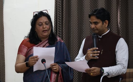 धर्मशाला के मिनी सचिवालय में नगर निगम के नवनिर्वाचित पार्षदों के शपथ ग्रहण समारोह में शपथ लेते 