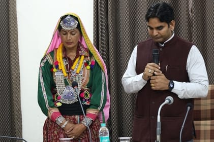 धर्मशाला के मिनी सचिवालय में नगर निगम के नवनिर्वाचित पार्षदों के शपथ ग्रहण समारोह में शपथ लेते 