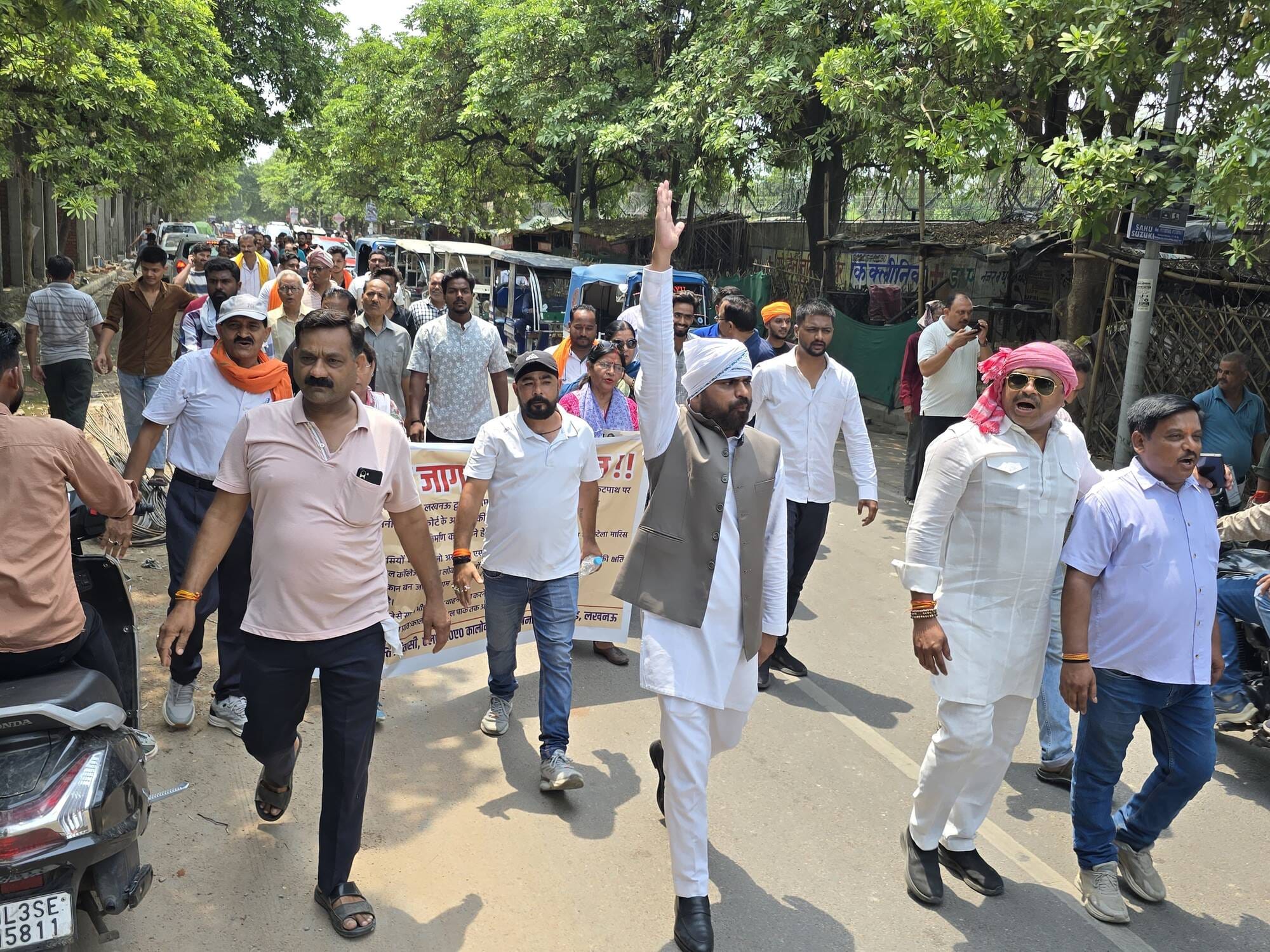 वेंडिंग जोन को लेकर प्रदर्शन करते लोग। वेंडिंग जोन को लेकर प्रदर्शन करते लोग।