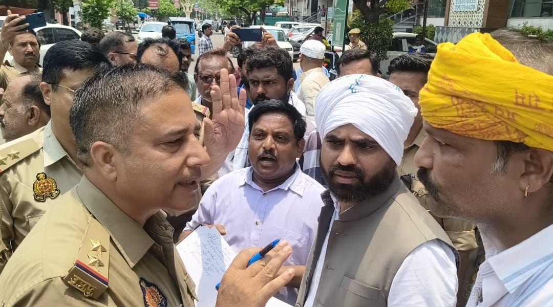 वेंडिंग जोन को लेकर प्रदर्शन करते लोग। वेंडिंग जोन को लेकर प्रदर्शन करते लोग।