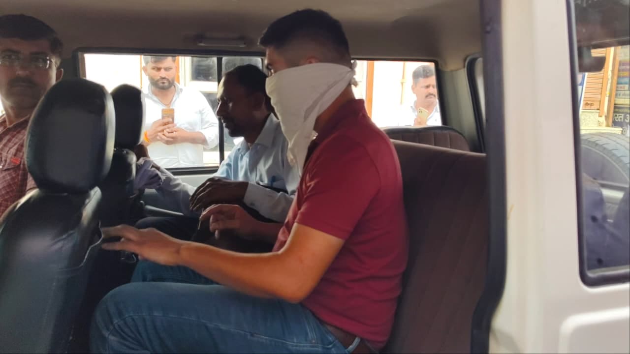 विजिलेंस आरोपी को लेकर जाती हुई। संवाद विजिलेंस आरोपी को लेकर जाती हुई। संवाद