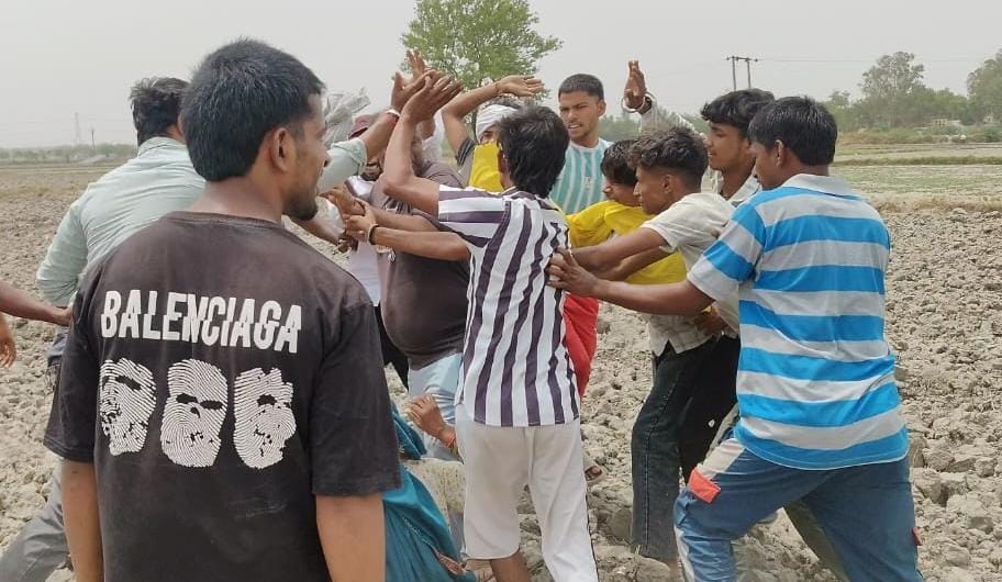 30jjrp12 बिलौचपुरा में कब्जा कार्रवाई के दौरान पैमाइश के बाद पोल गाड़ती टीम। संवाद 30jjrp12 बिलौचपुरा में कब्जा कार्रवाई के दौरान पैमाइश के बाद पोल गाड़ती टीम। संवाद