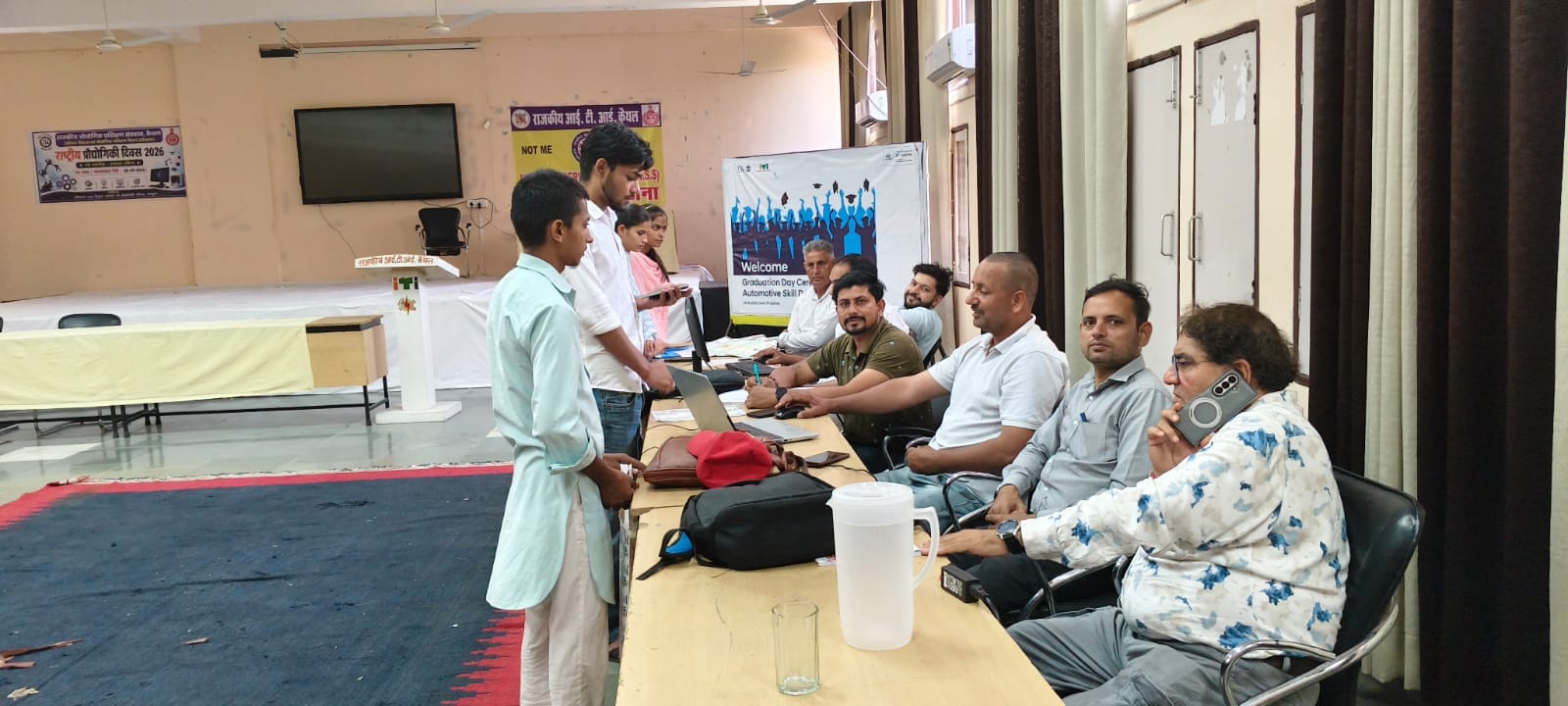 आईटीआई में आवेदन करने के लिए पहुंचे युवा। स्वयं