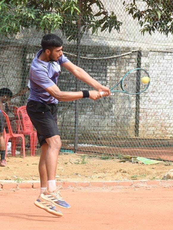 आइटा टूर्नामेंट में एक्शन के दौरान जतिन नैन
