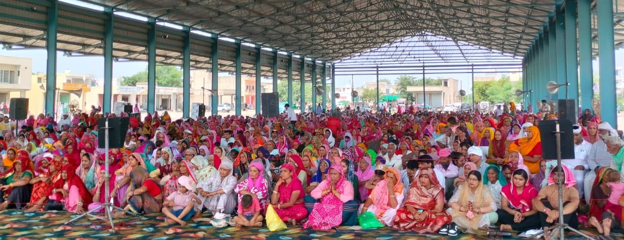 आश्रम में सत्संग सुनाते बाबा उमाकांत महाराज। स्रोत : आश्रम आश्रम में सत्संग सुनाते बाबा उमाकांत महाराज। स्रोत : आश्रम