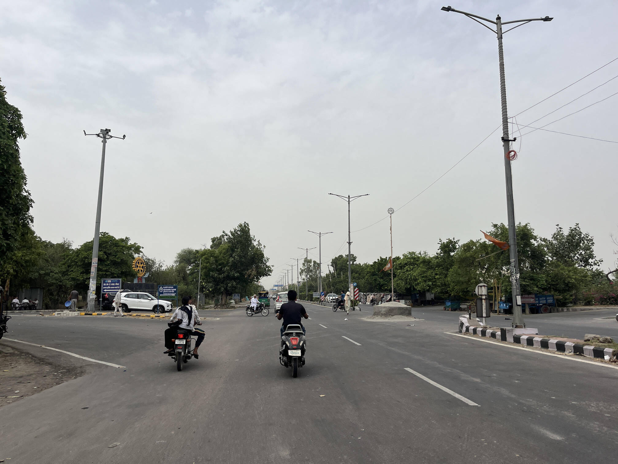अंबाला रोड पर सुबह के समय छाए बादल। संवाद