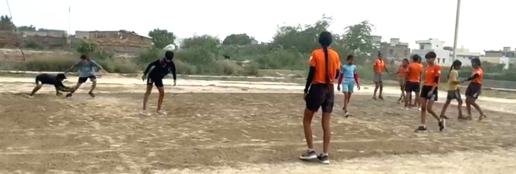 अपनी कोच के साथ गांव मटौर की खेल नर्सरी की लड़कियां