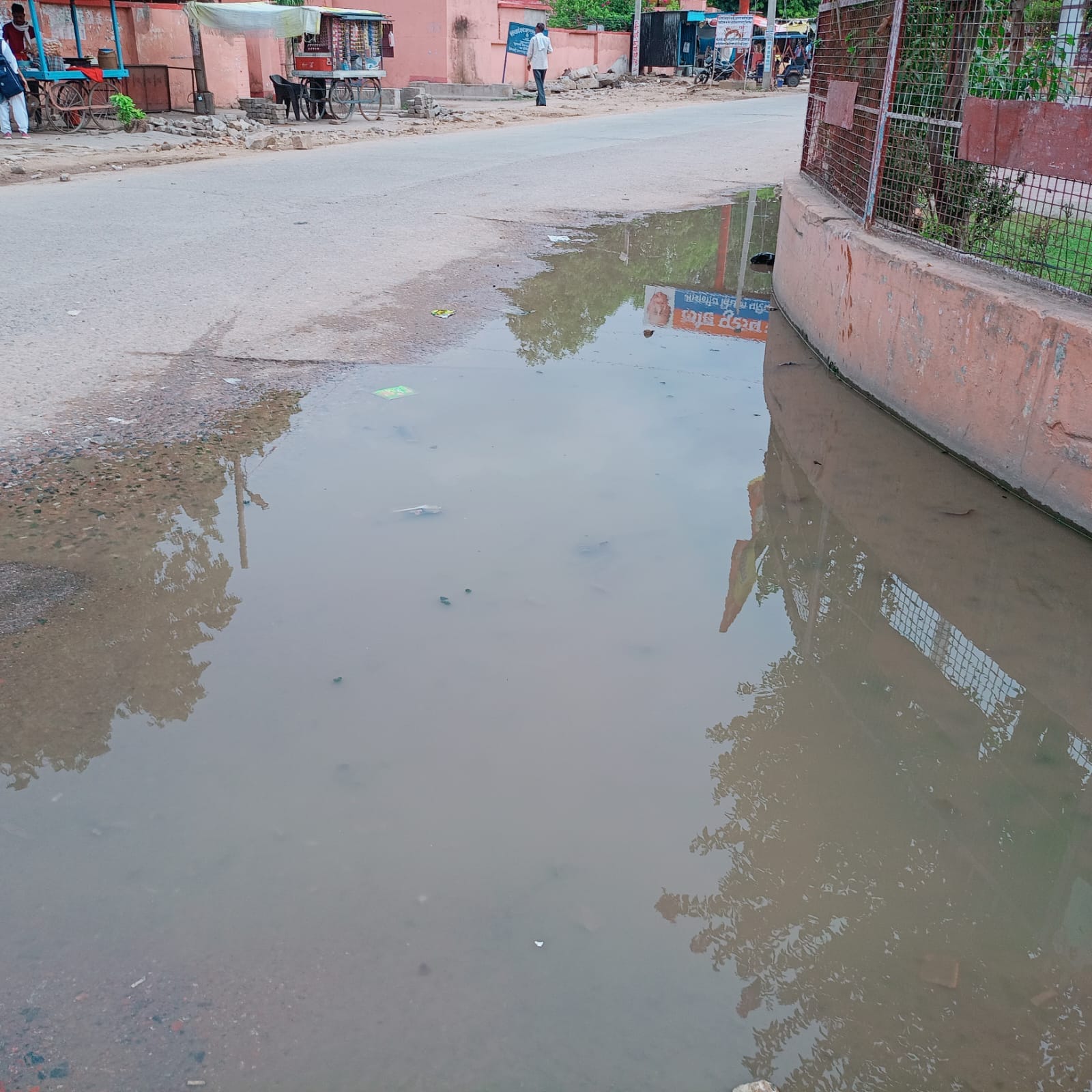 बांदा रेलवे स्टेशन के पास बारिश के बीच निकलते वाहन। संवाद बांदा रेलवे स्टेशन के पास बारिश के बीच निकलते वाहन। संवाद