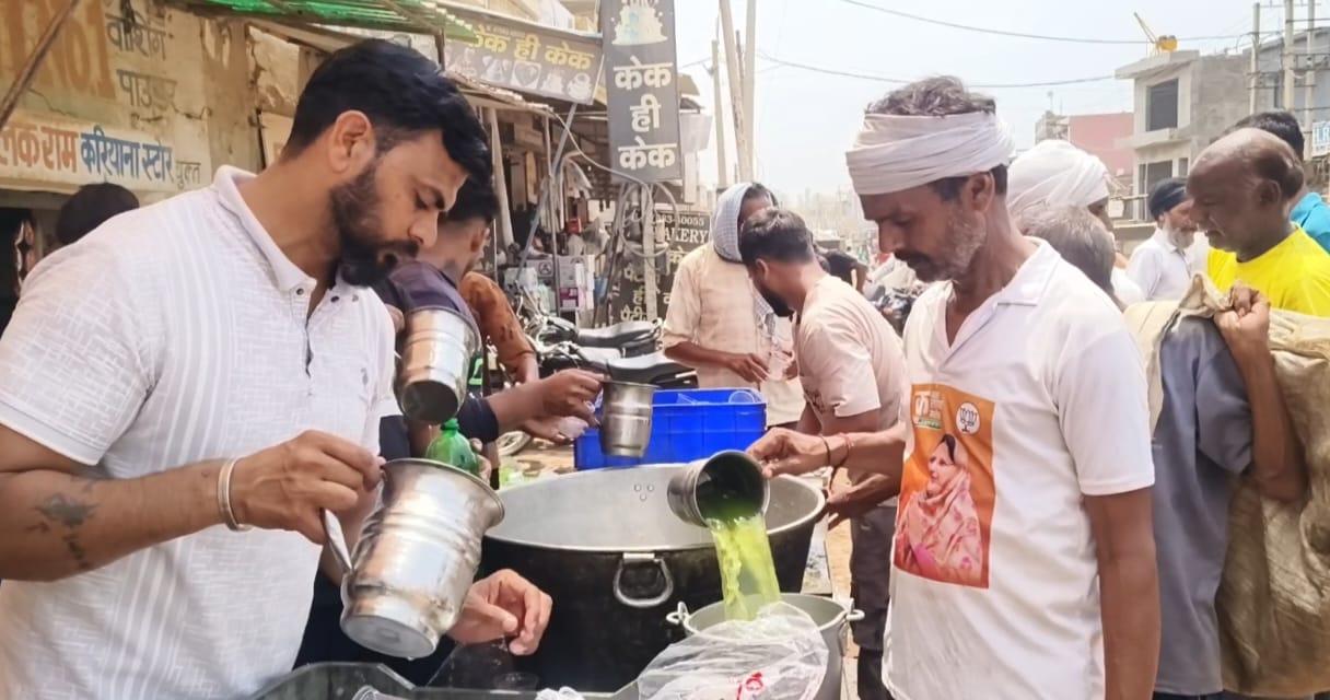 छबील लगा राहगीरों को ठंडा मीठा जल पिलाते पार्षद जॉनी राणा व अन्य।