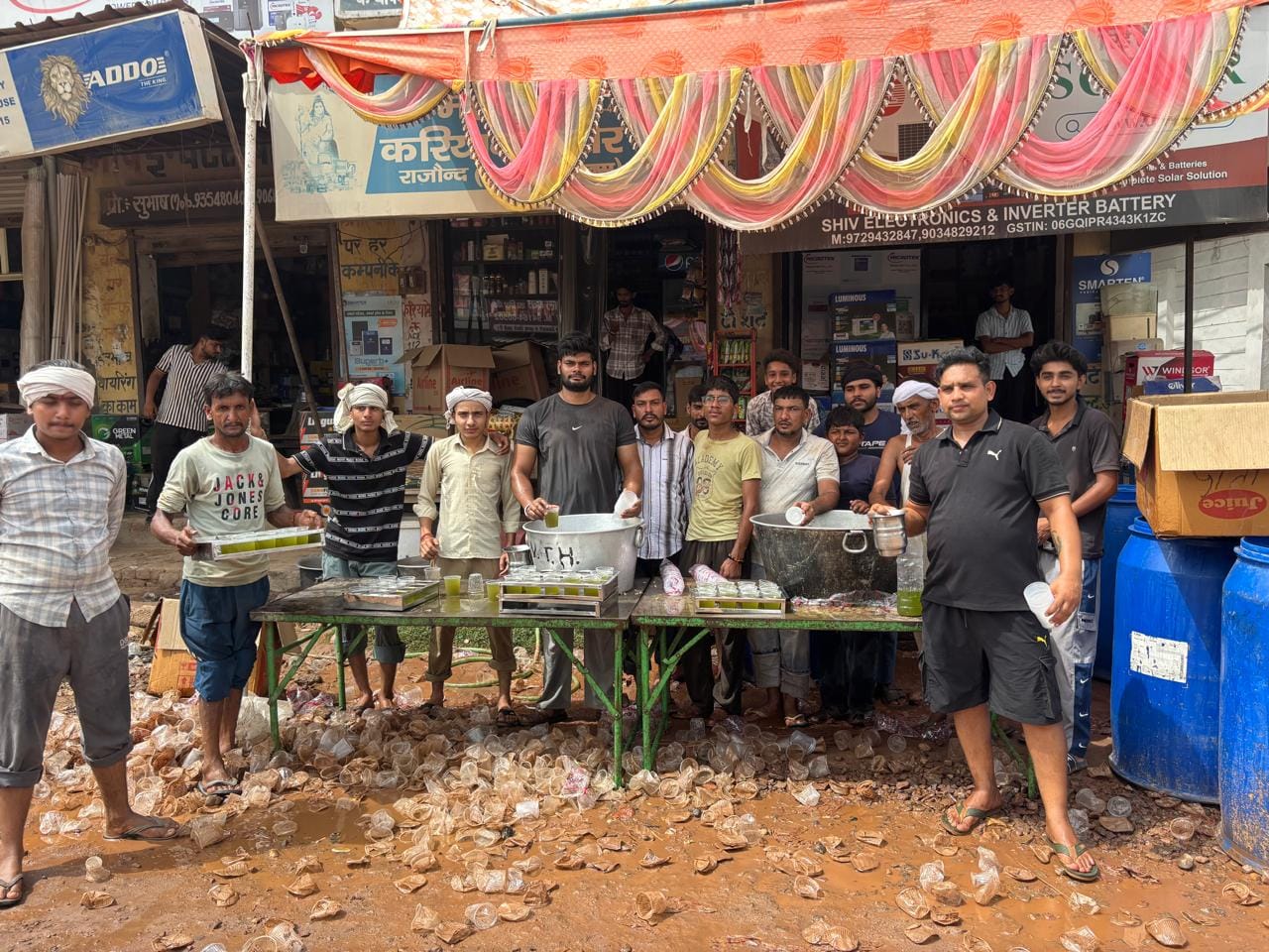 छबील पर राहगीरों को जलजीरा व ठंडा मीठा पानी पिलाते हुए।