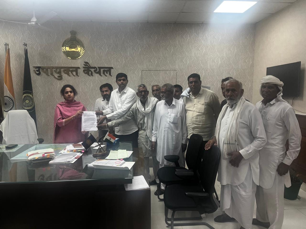 डीसी को मांग पत्र सौंपते धरने पर बैठे ग्रामीण। स्वयं डीसी को मांग पत्र सौंपते धरने पर बैठे ग्रामीण। स्वयं