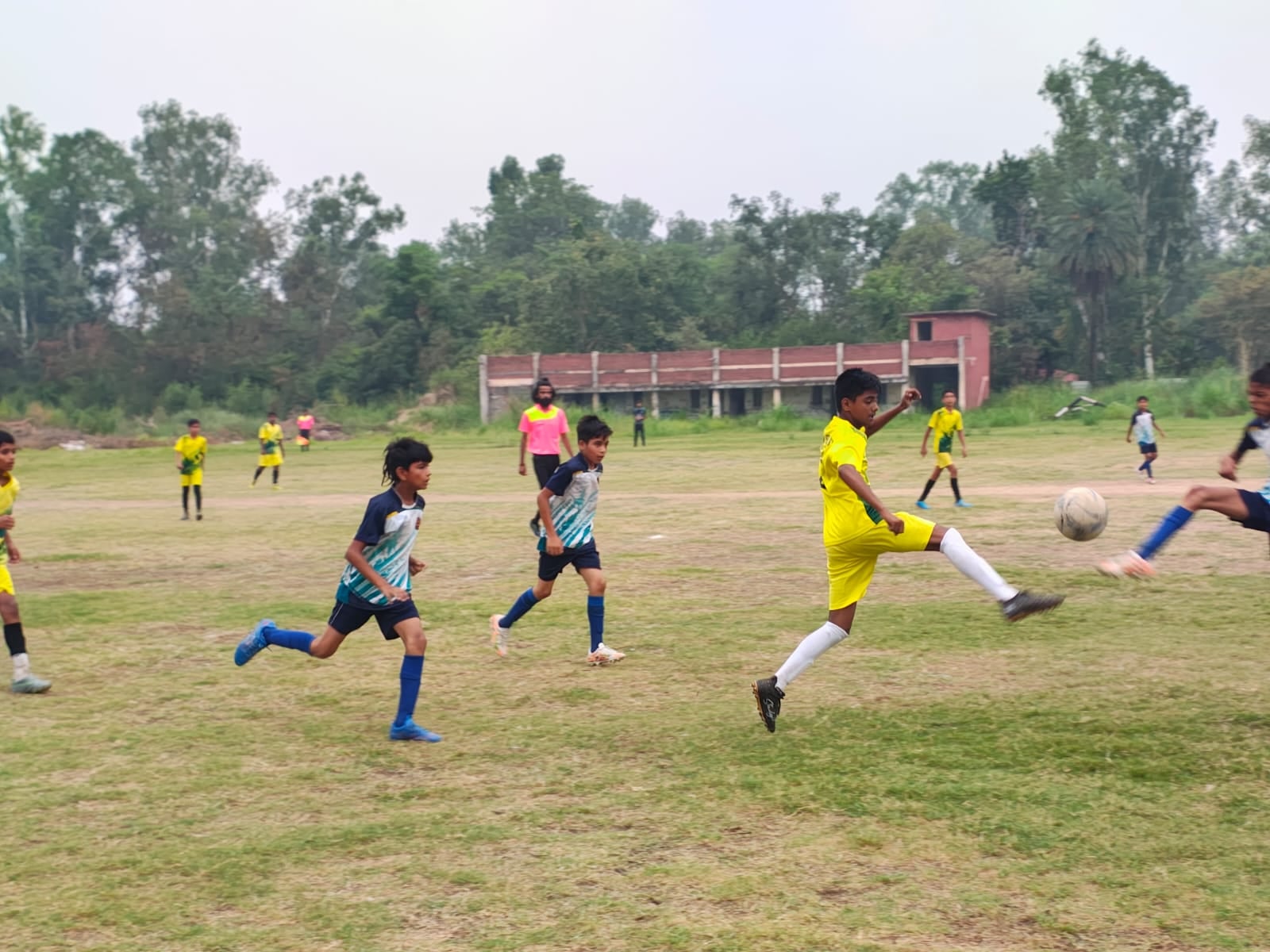 फाइनल फुटबॉल मुकाबले में जूझती टीमें। स्कूल फाइनल फुटबॉल मुकाबले में जूझती टीमें। स्कूल