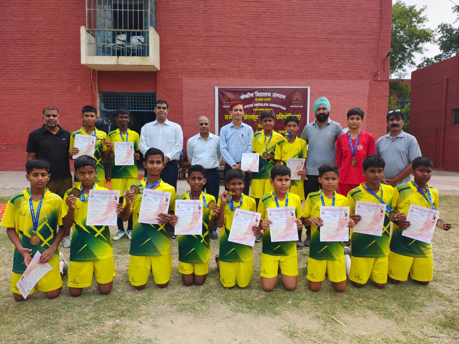 फाइनल फुटबॉल मुकाबले में जूझती टीमें। स्कूल फाइनल फुटबॉल मुकाबले में जूझती टीमें। स्कूल