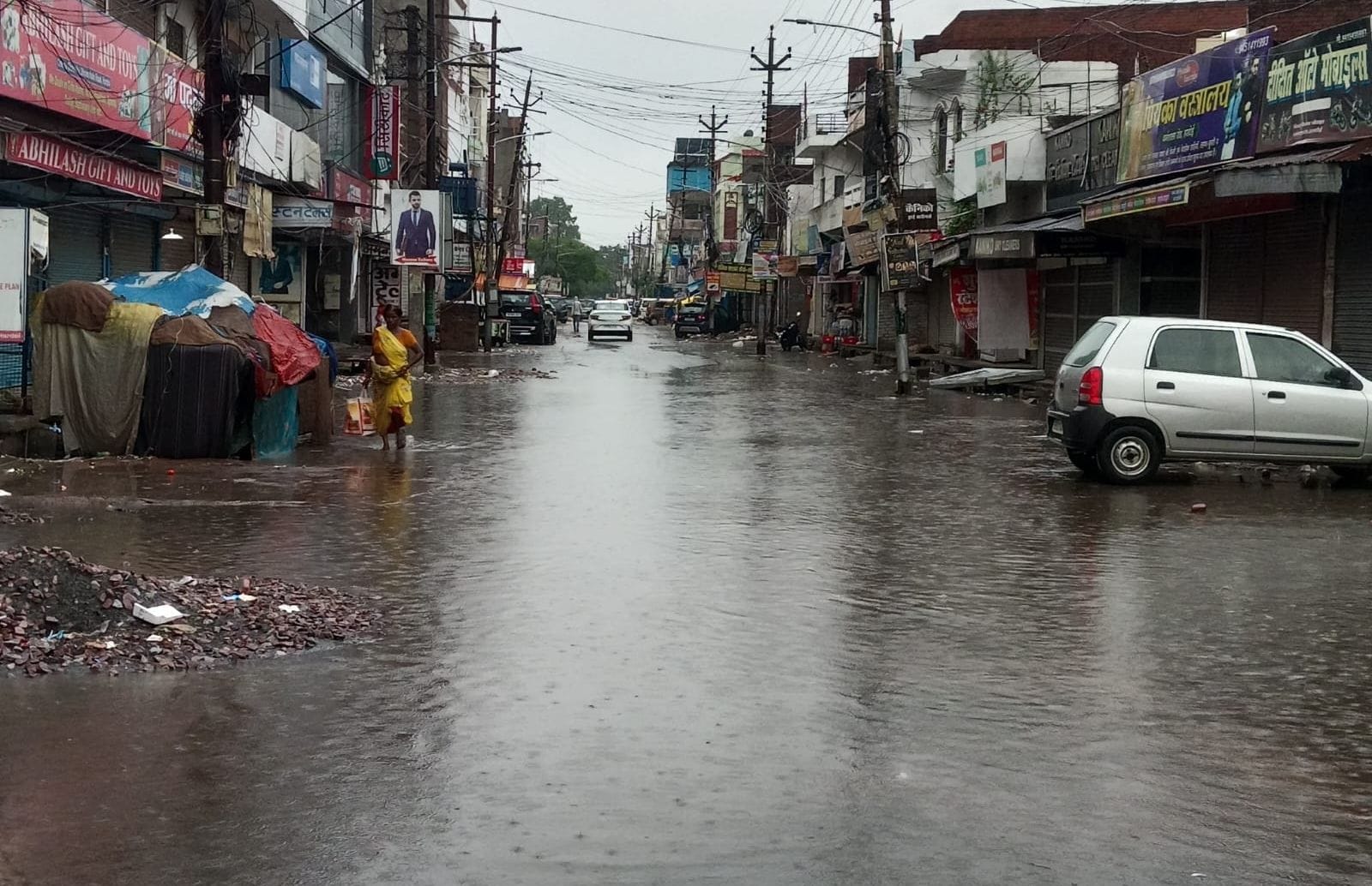 फोटो 16: ममरेजपुर मे धान लगवाते झरोइया निवासी आशुतोष सिंह। संवाद