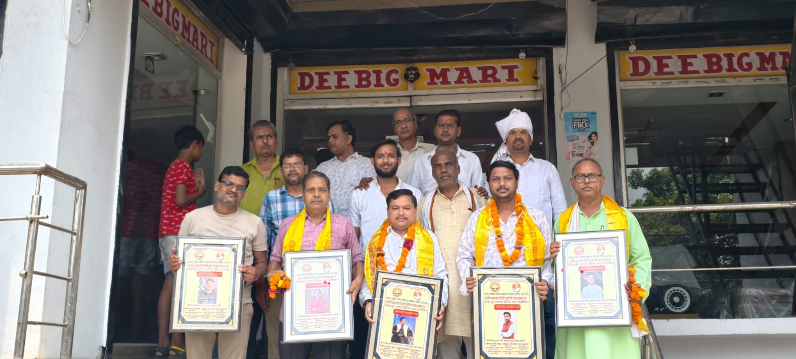 फोटो -27- भामाशाह के चित्र पर पुष्प अर्पित करते सपाई। स्रोत:पार्टी