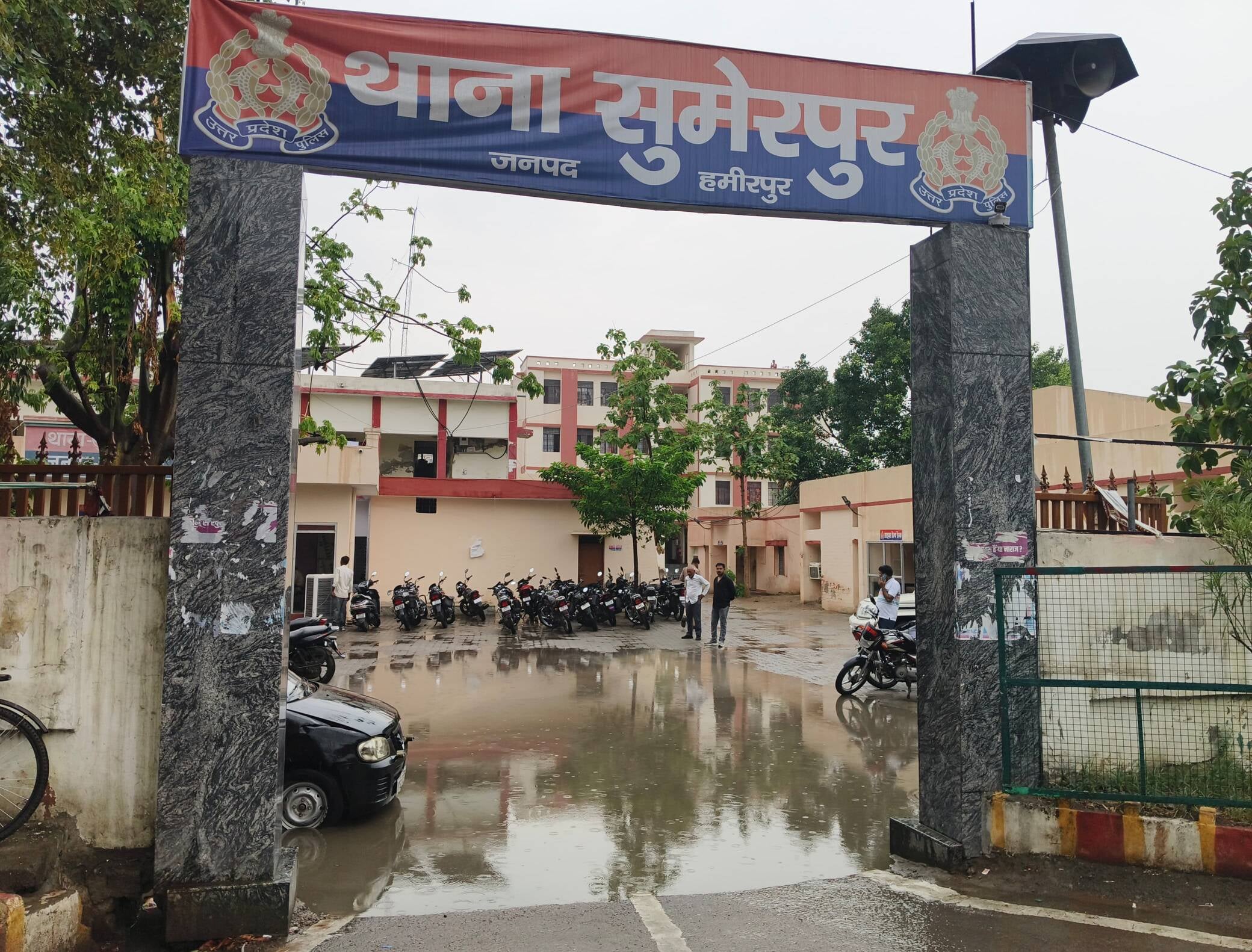 फोटो 30 एचएएमपी 18 राठ के मुख्य मार्ग पर जीजीआईसी स्कूल के सामने जलभराव से निकलते वाहन। संवाद फोटो 30 एचएएमपी 18 राठ के मुख्य मार्ग पर जीजीआईसी स्कूल के सामने जलभराव से निकलते वाहन। संवाद