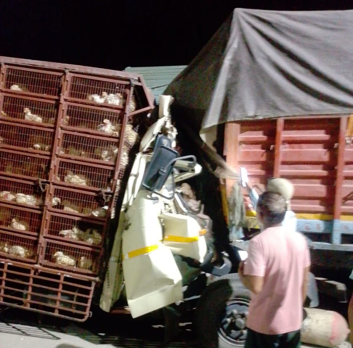 फोटो :: सोनीपत के गांव हलालपुर के पास दो कैंटर की टक्कर के बाद क्षतिग्रस्त खड़े वाहनों को देखते