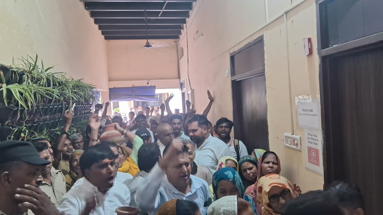 फोटो : सोनीपत रेलवे जंक्शन से जुलूस के दौरान दूषित पानी से भरे मटके लेकर प्रदर्शन करते शहरवासी