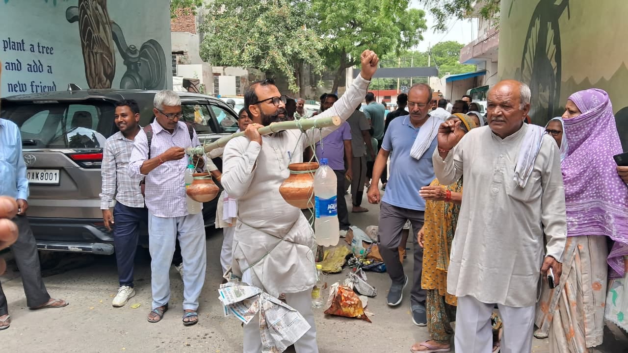 फोटो : सोनीपत रेलवे जंक्शन से जुलूस के दौरान दूषित पानी से भरे मटके लेकर प्रदर्शन करते शहरवासी