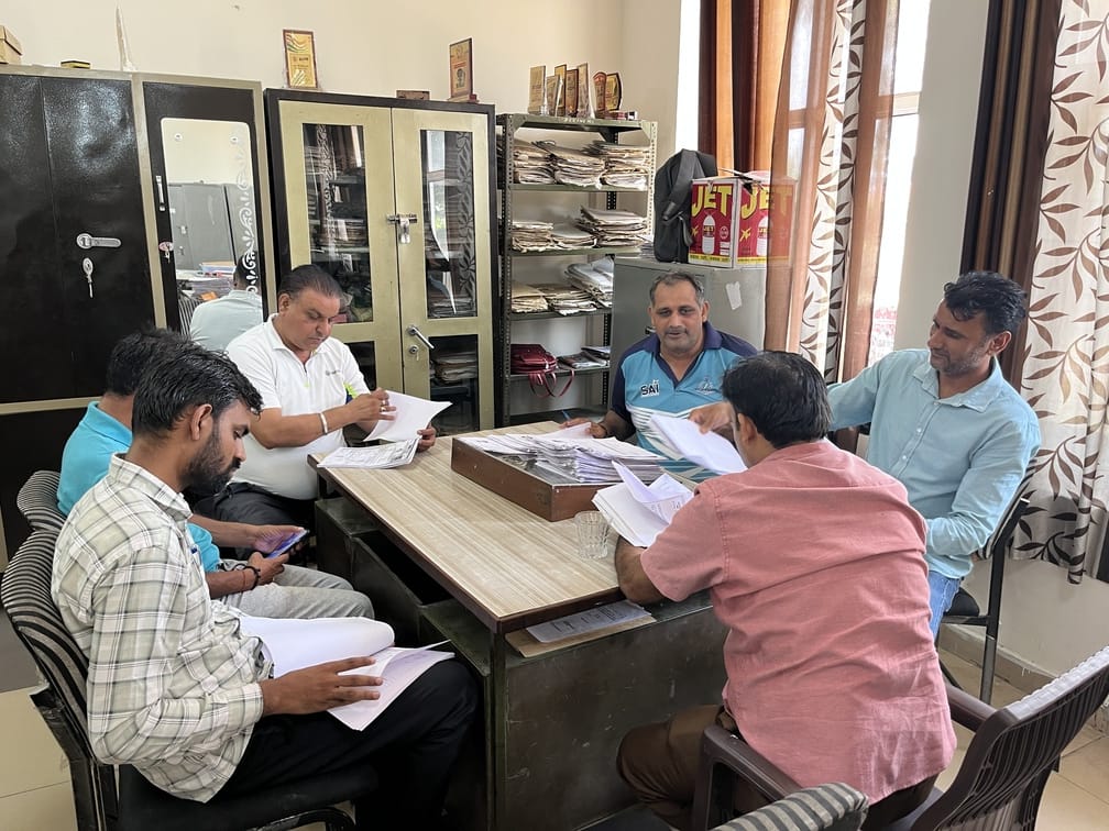 ग्रेडेशन सर्टिफिकेट के लिए दस्तावेज जमा करवाने पहुंचा खिलाड़ी। संवाद