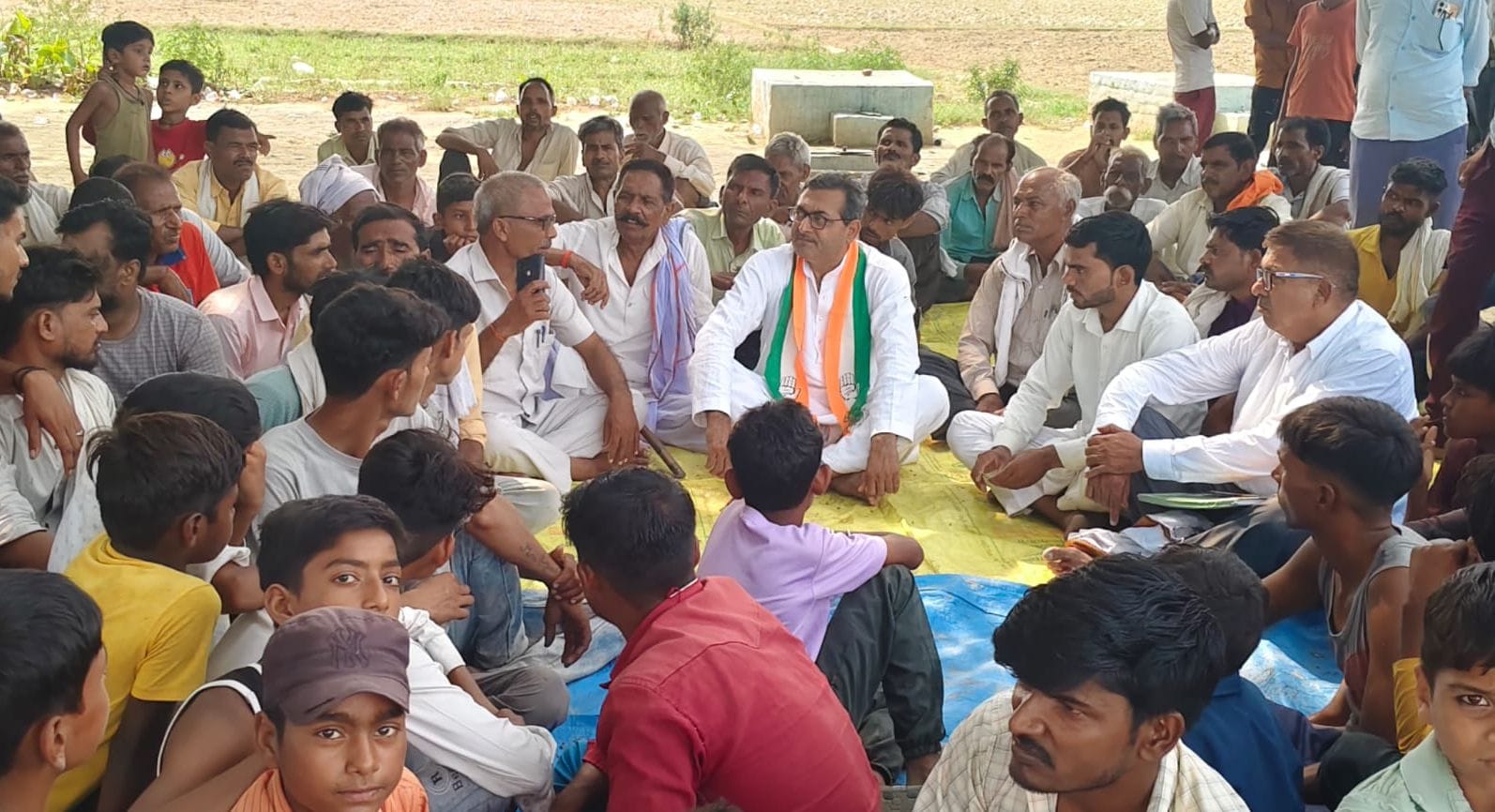 ग्रामीणों से बात करते दातागंज विधायक। ग्रामीण ग्रामीणों से बात करते दातागंज विधायक। ग्रामीण