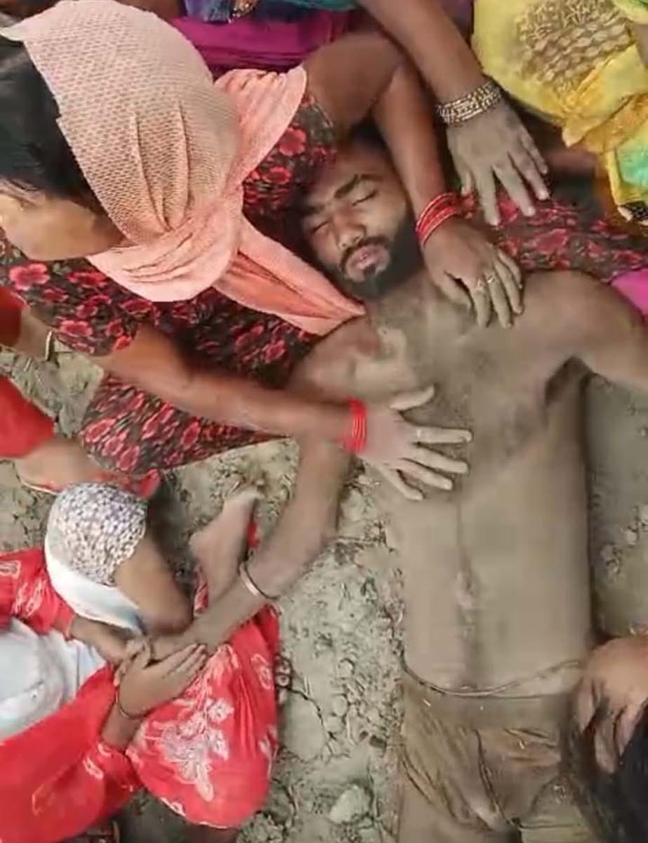 गांव अठकोना में गमगीन बैठे रामपाल के परिजन। संवाद