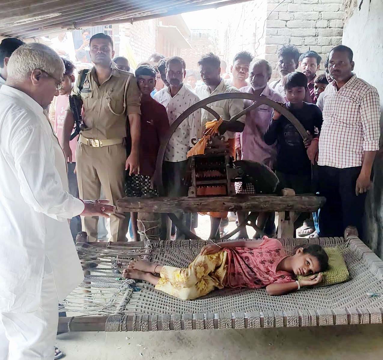 गांव अठकोना में गमगीन बैठे रामपाल के परिजन। संवाद